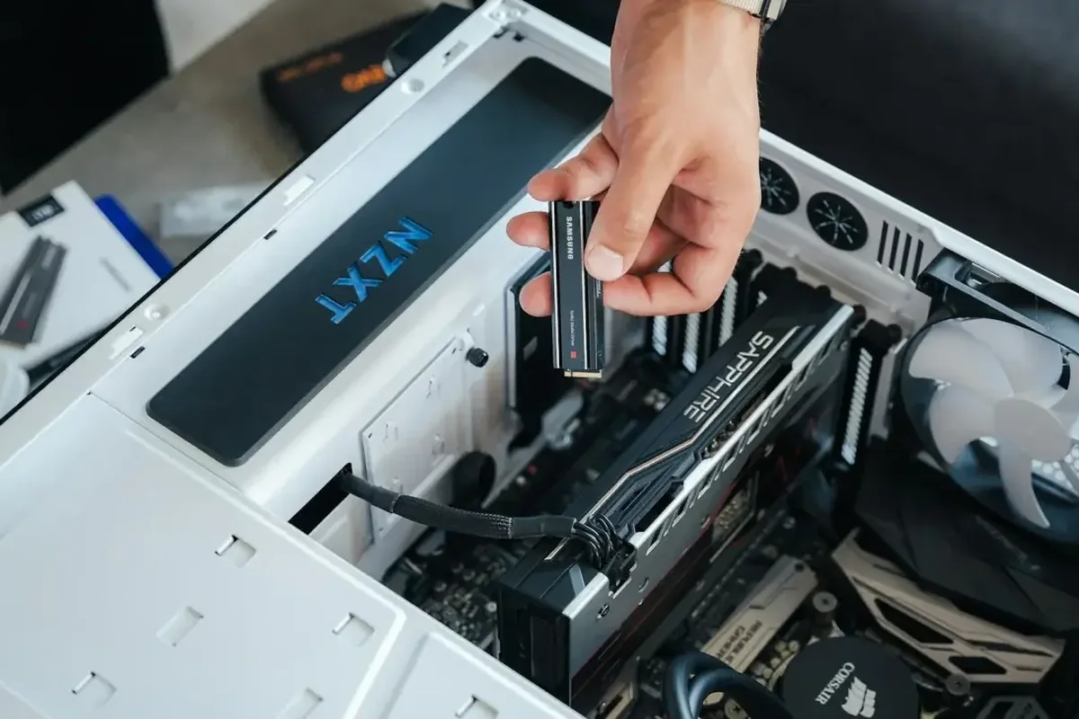 Montaż dysku SSD w komputerze z kartą graficzną — sprzęt pod lokalny model językowy