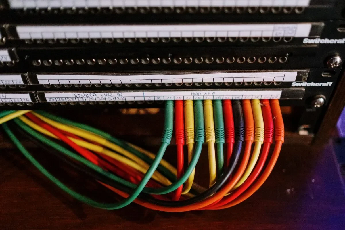 Panel krosowniczy z kolorowymi kablami — łączenie systemów