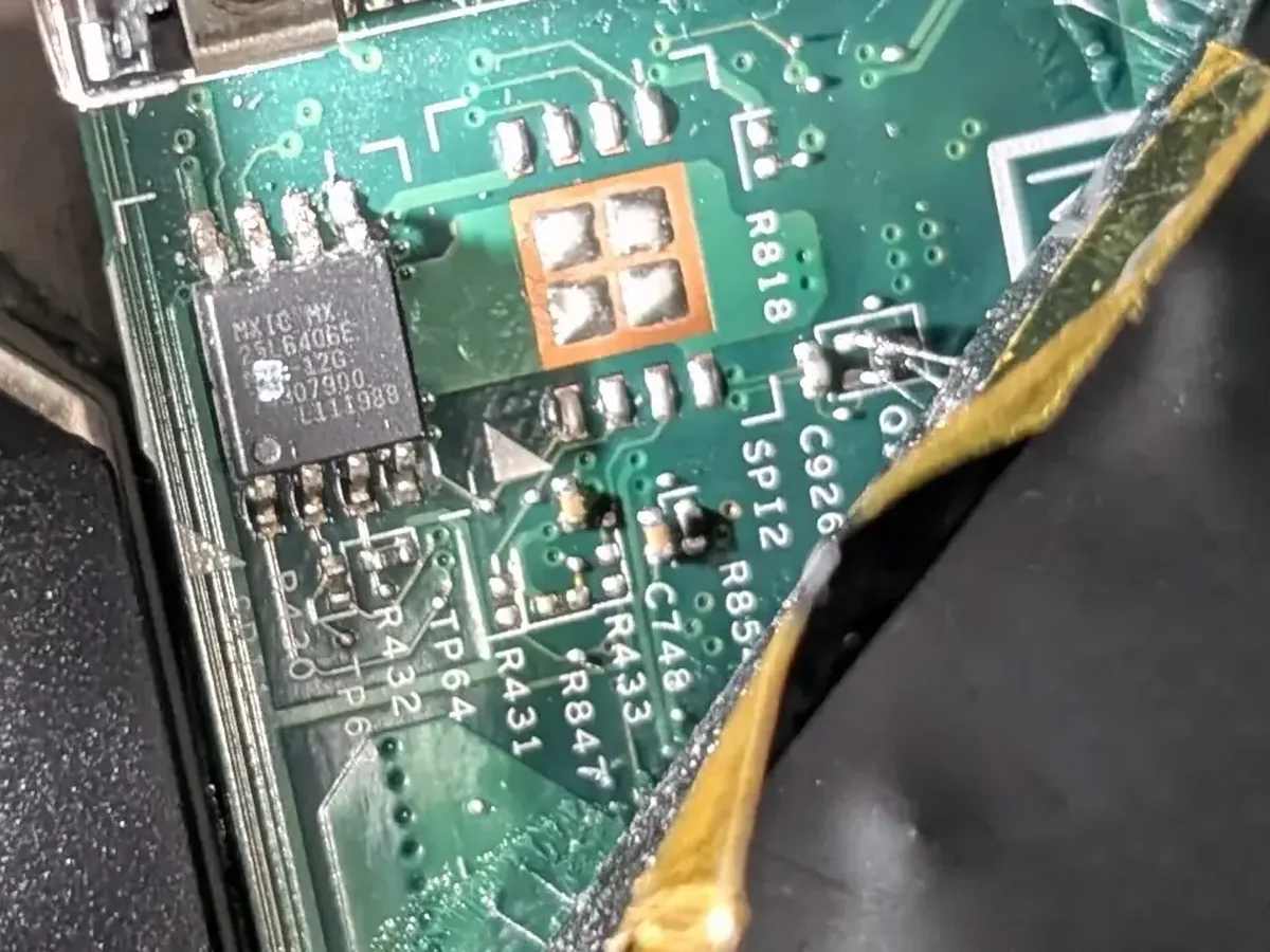 Makrofotografia płyty głównej laptopa z układem pamięci BIOS/EEPROM