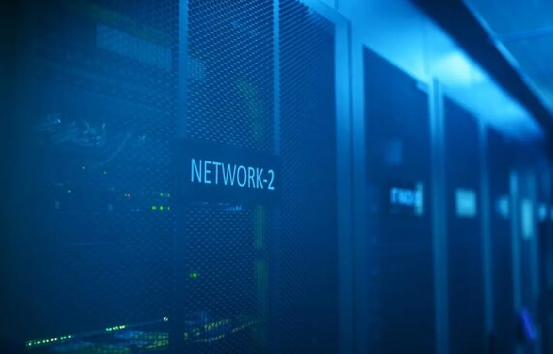 Serwerownia z niebieskim oświetleniem i oznaczeniem szafy NETWORK-2