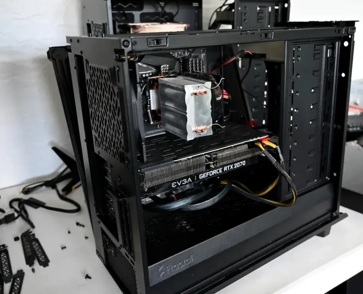 Otwarta obudowa komputera z kartą graficzną EVGA RTX 2070 podczas modernizacji