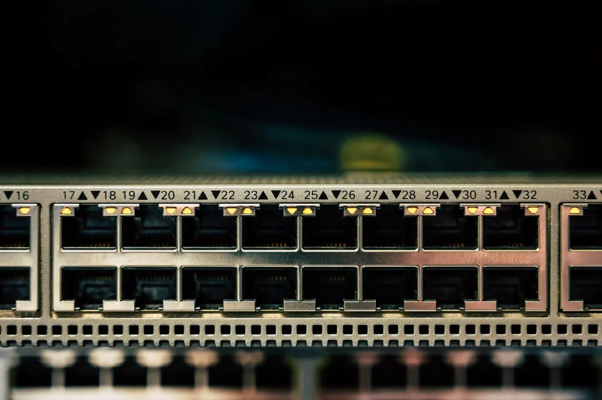Zbliżenie na panel switcha sieciowego z portami Ethernet i migającymi diodami — Konflikt adresów IP paraliżuje sieć firmową