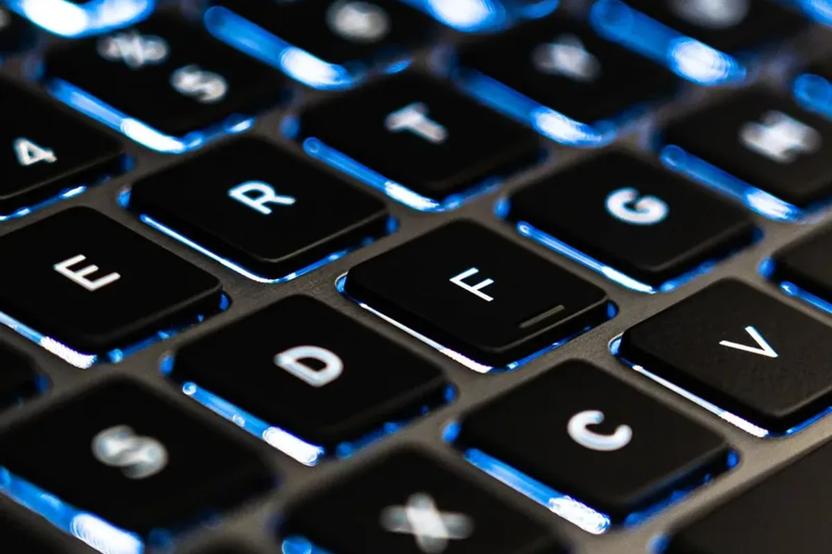 zbliżenie podświetlanej na niebiesko klawiatury laptopa