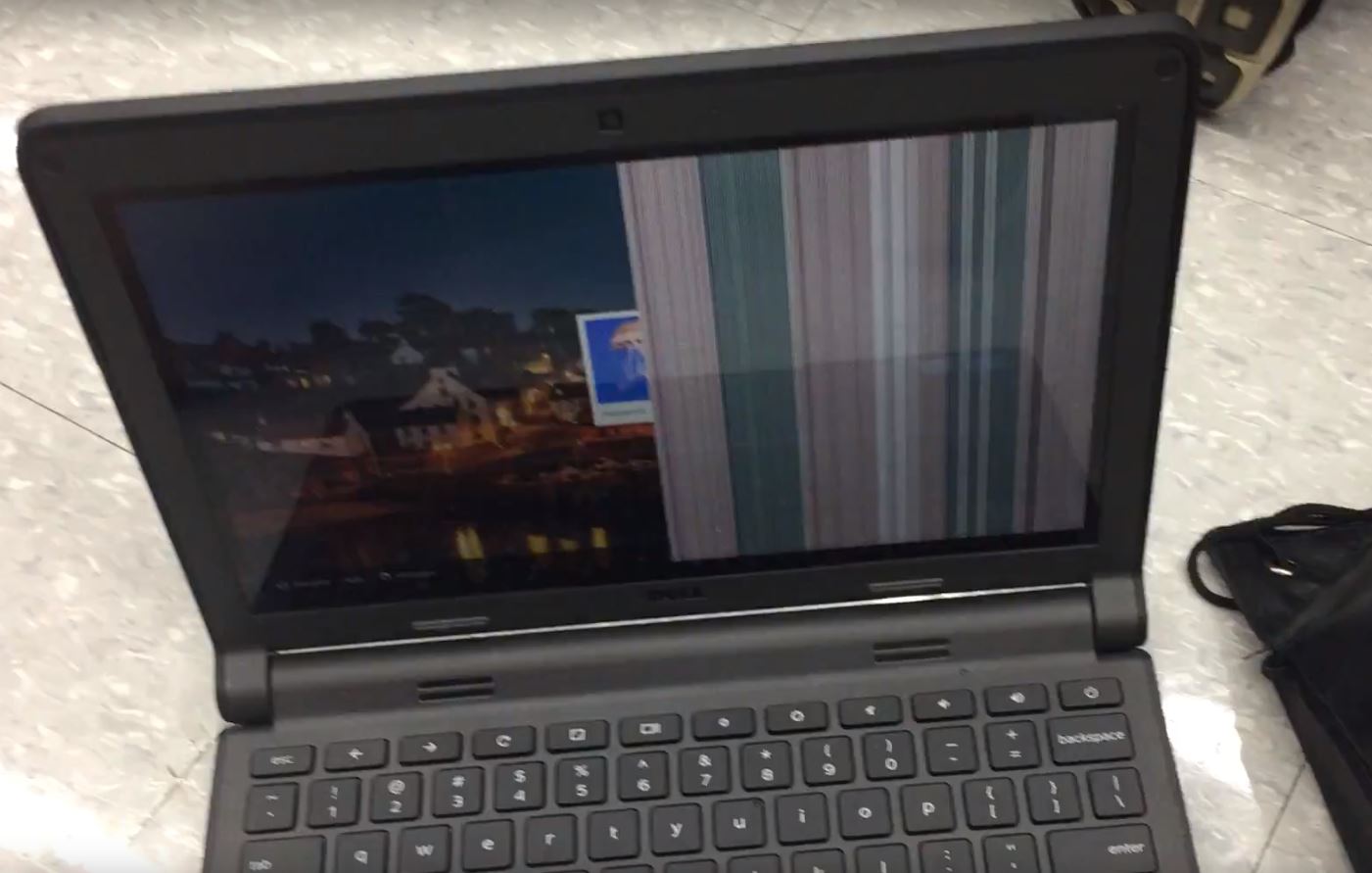 Laptop Dell z pionowymi kolorowymi pasami na ekranie — uszkodzona matryca — Ekran laptopa ma linie pionowe lub poziome