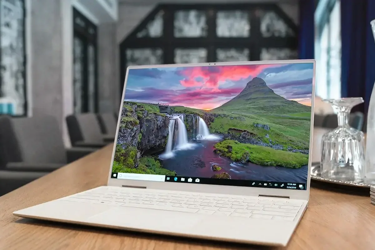Laptop z ekranem dotykowym i systemem Windows na stole