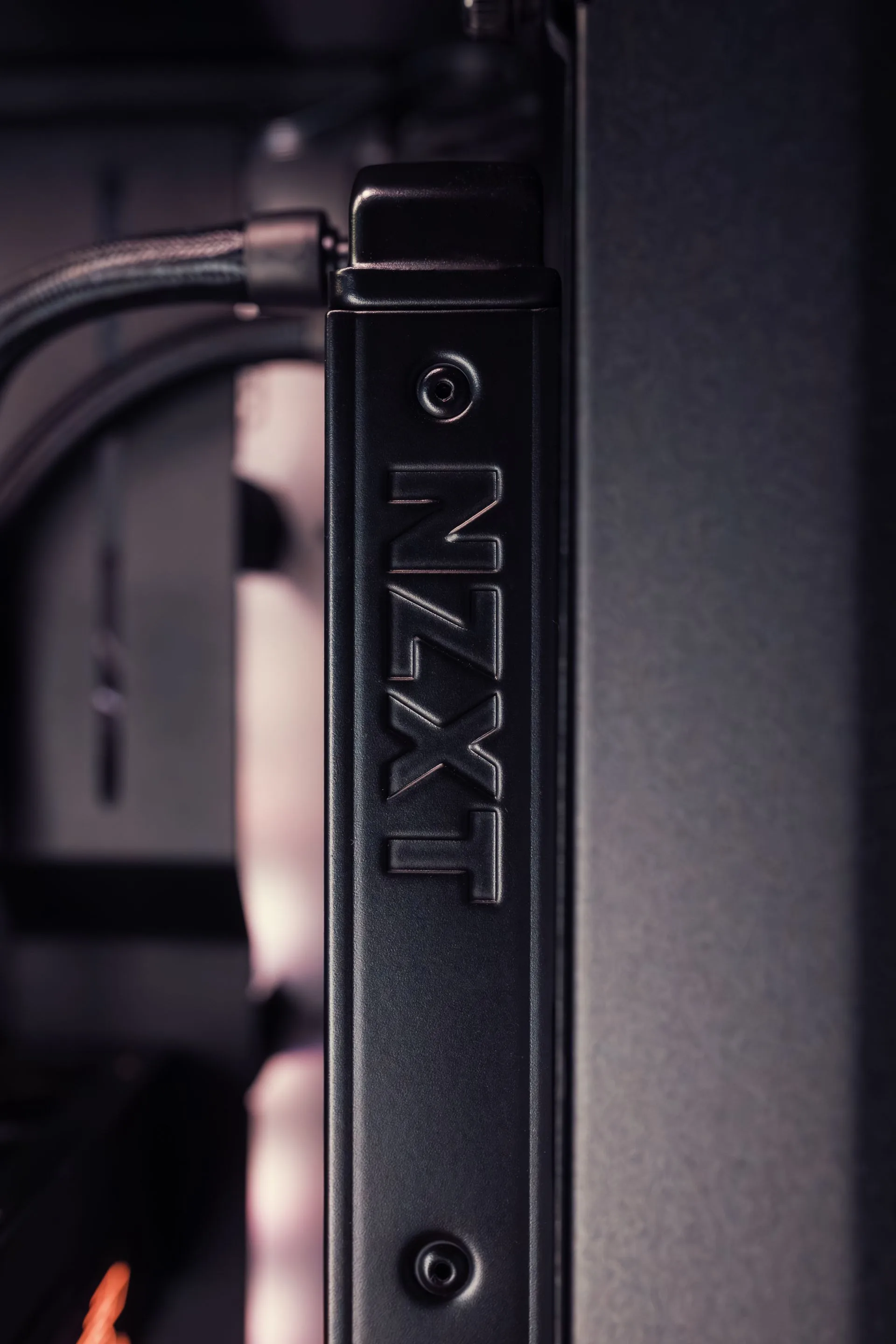 Zbliżenie obudowy PC NZXT z podświetleniem i przewodami chłodzenia — Serwis gotowych zestawów NZXT