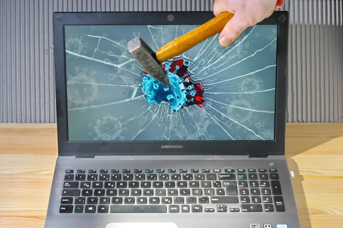 Uderzenie młotkiem w ekran laptopa Medion — pęknięta matryca