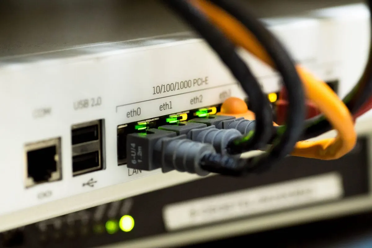 Tylny panel routera z podłączonymi kablami sieciowymi Ethernet — Konfiguracja zdalnego dostępu do laptopa firmowego