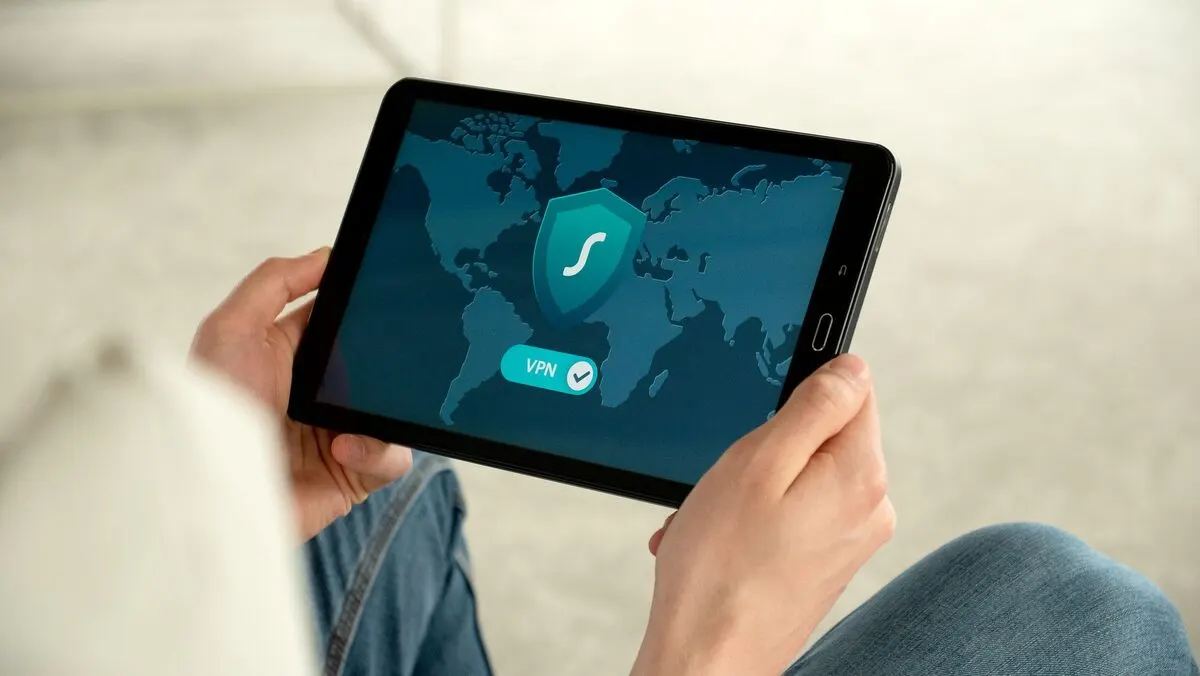 Tablet w dłoniach z aktywnym połączeniem VPN — Konfiguracja i zarządzanie VPN dla pracowników zdalnych