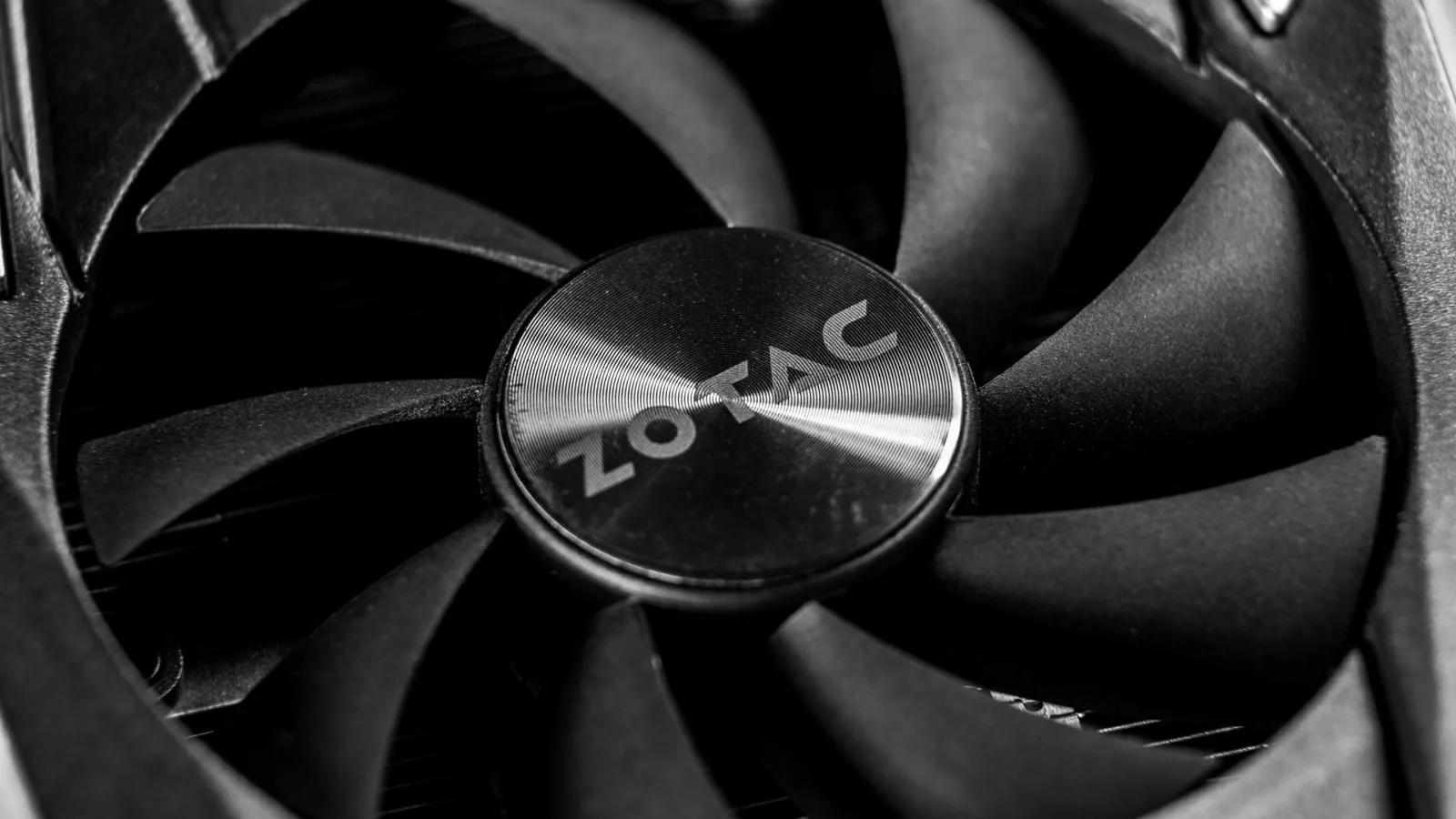 Czarno-białe zbliżenie wentylatora karty graficznej Zotac — Serwis mini PC Zotac ZBOX