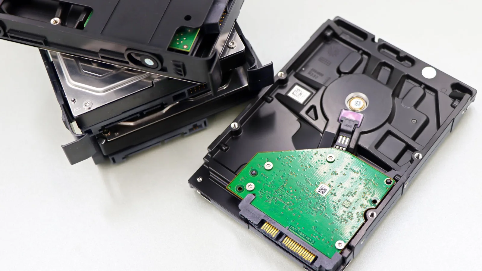 Otwarte dyski twarde HDD z widoczną elektroniką, przygotowane do bezpiecznego skasowania danych — Czy trzeba podawać hasło do komputera i czy dane są bezpieczne