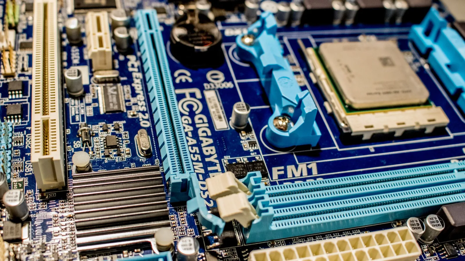 Płyta główna Gigabyte z pustymi gniazdami RAM, procesorem i slotem PCIe — Płyta główna laptopa jako podzespół wymienny