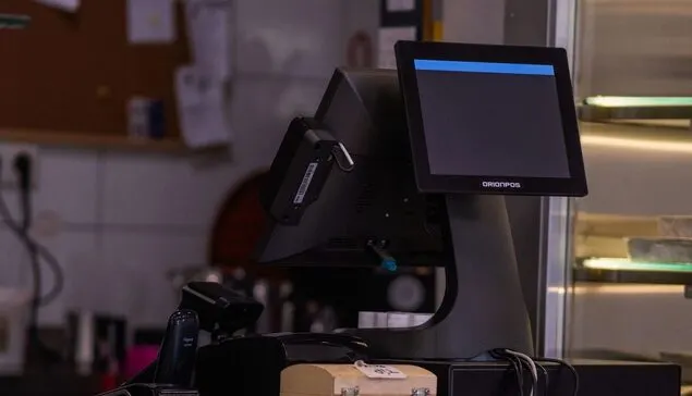 Terminal POS z ciemnym ekranem i paskiem ładowania w punkcie sprzedaży — Serwis wag elektronicznych podłączonych do systemu sprzedaży