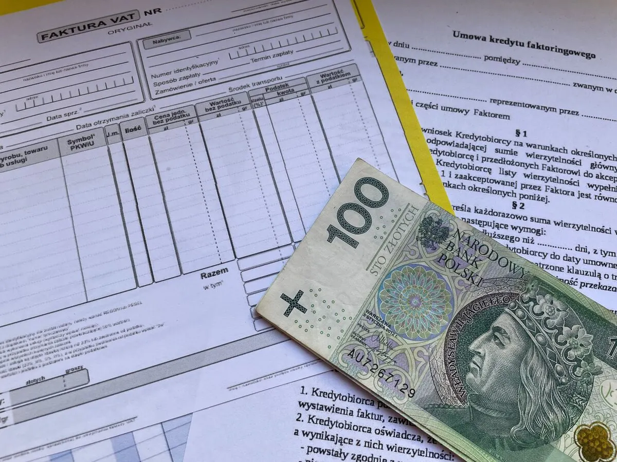 Faktura VAT i banknot 100 złotych na dokumentach — Jak mogę zapłacić za usługę