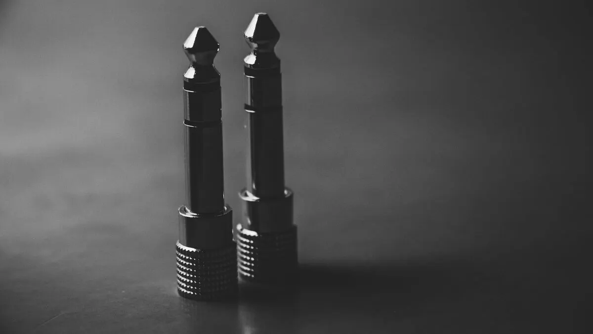 Czarno-białe zdjęcie dwóch wtyczek jack audio — Dbamy o czystość miejsca pracy podczas naprawy
