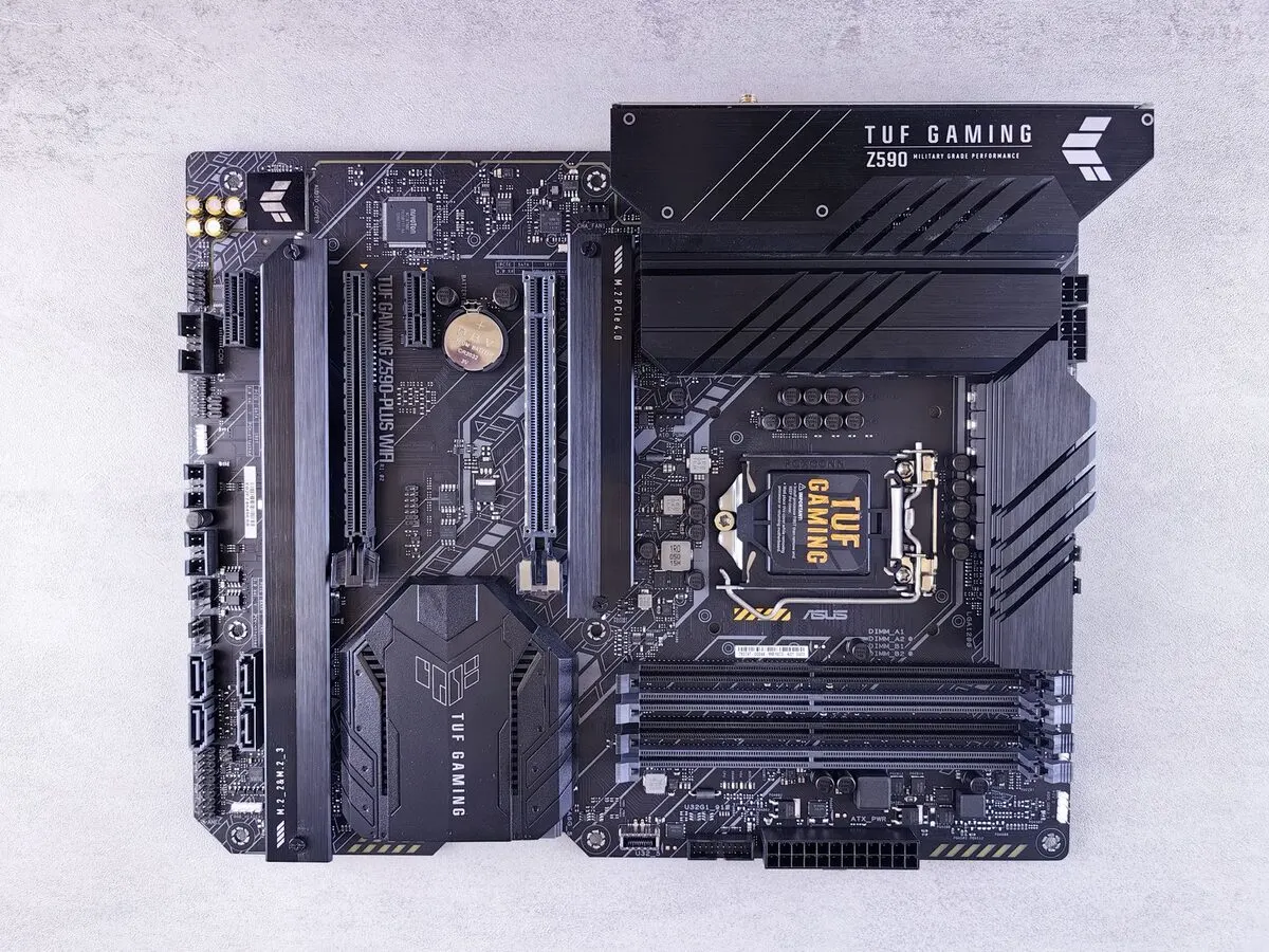 Płyta główna ASUS TUF Gaming Z590 na szarym tle — Głośne piknięcia (beep code) przy starcie komputera