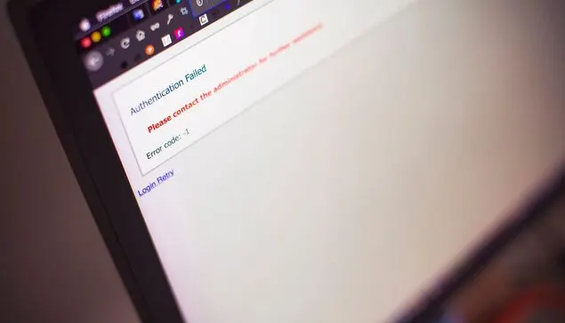 Ekran monitora z komunikatem błędu logowania Authentication Failed — Naprawa błędów wysyłki po zmianie hasła do konta pocztowego