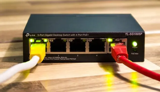 Switch sieciowy TP-Link z podłączonymi kablami — Komputer losowo traci połączenie z internetem