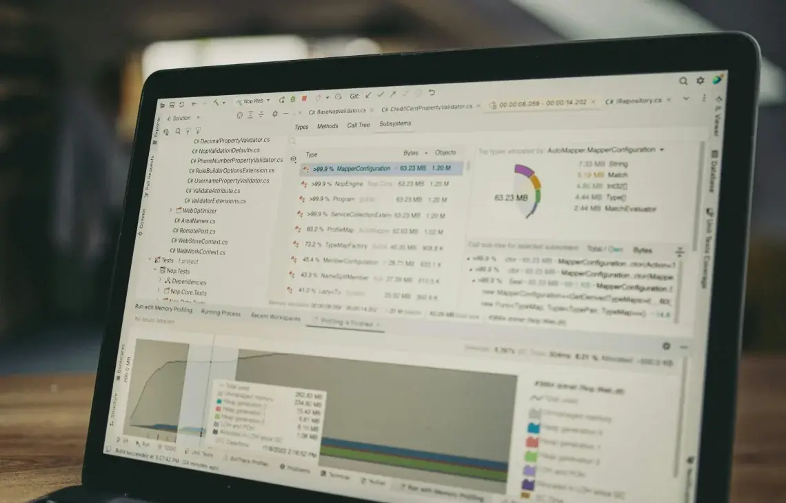 Ekran laptopa z otwartym edytorem kodu i wykresami profilowania pamięci aplikacji — Microsoft Power Apps — tworzenie prostej aplikacji firmowej bez kodu