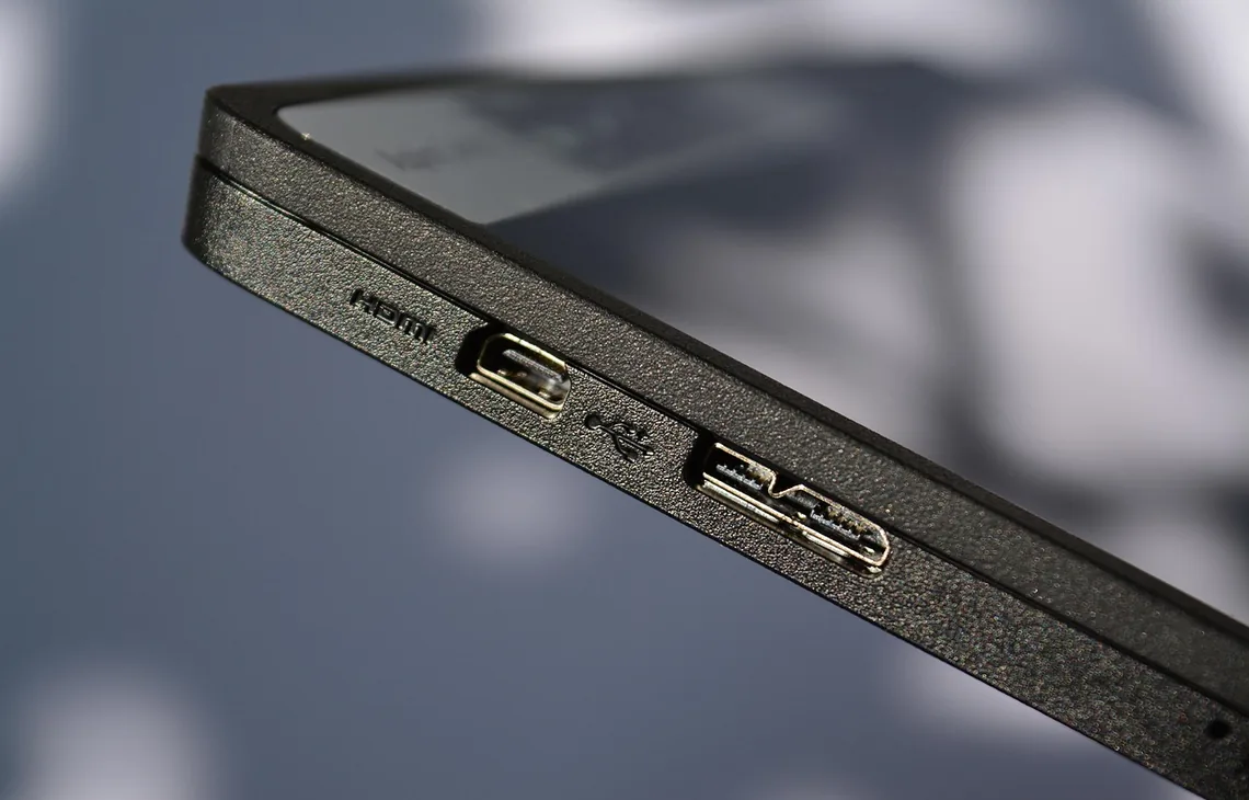 Zbliżenie na krawędź urządzenia z portami HDMI i USB — Komputer resetuje się po podłączeniu konkretnego urządzenia USB