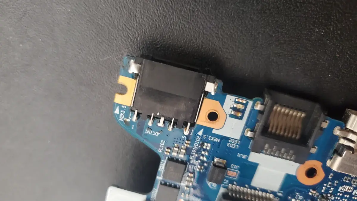 Zbliżenie na złącze portu na płycie głównej laptopa — Naprawa portu Thunderbolt w laptopie