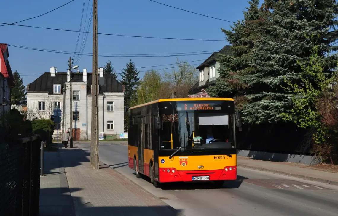 Autobus miejski na ulicy osiedlowej w słoneczny dzień — Serwis komputerowy powiat warszawski zachodni