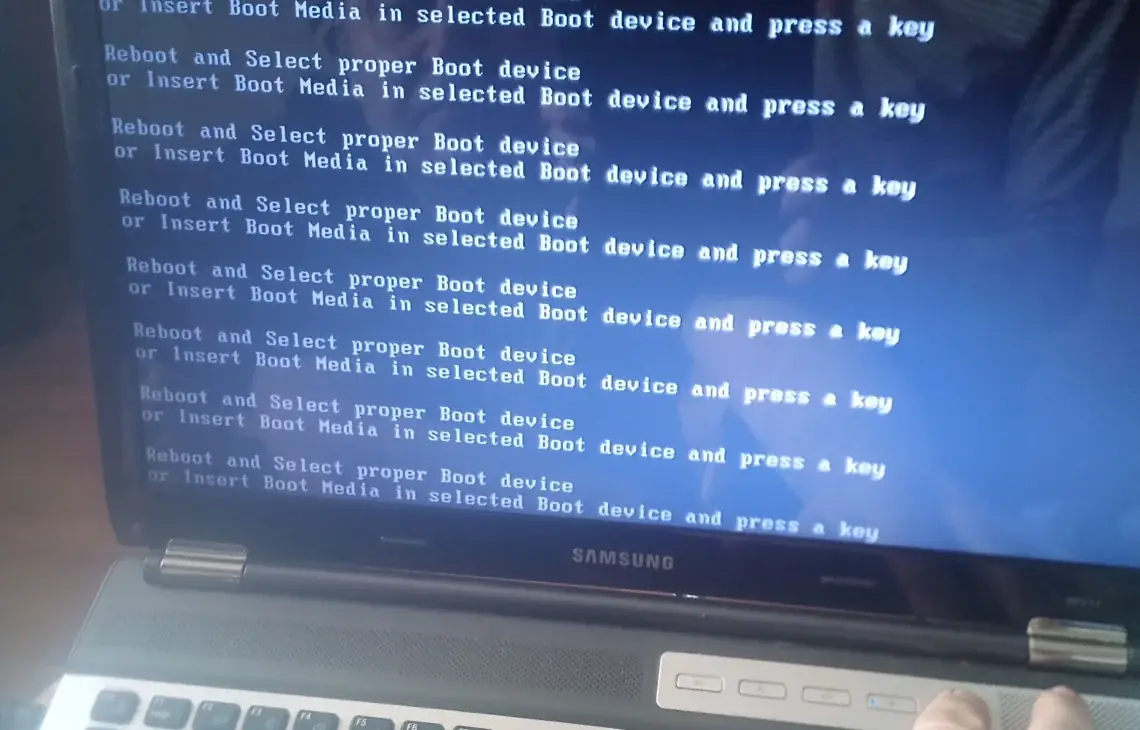 Ekran laptopa Samsung z komunikatem błędu rozruchu systemu (Boot Device) — Naprawa Menedżera rozruchu i konfiguracji dwóch systemów (dual-boot)