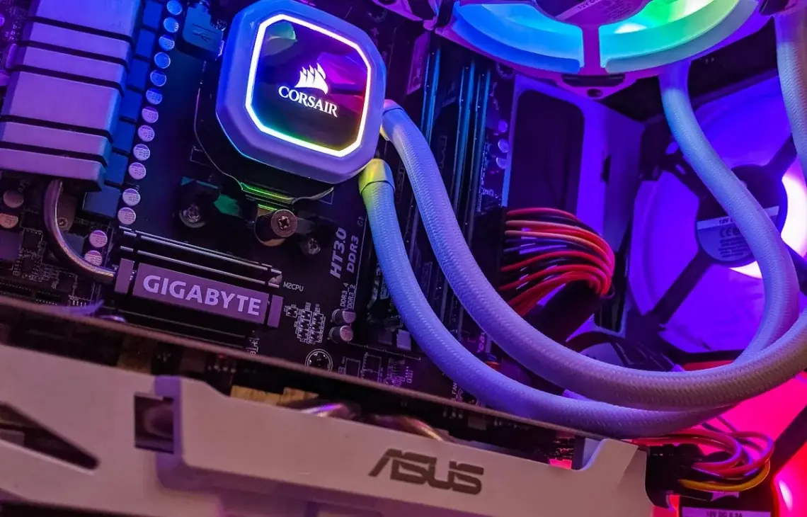 Wnętrze PC z chłodzeniem Corsair, płytą Gigabyte i kartą Asus, RGB — Serwis gotowych zestawów Corsair (Vengeance, One)