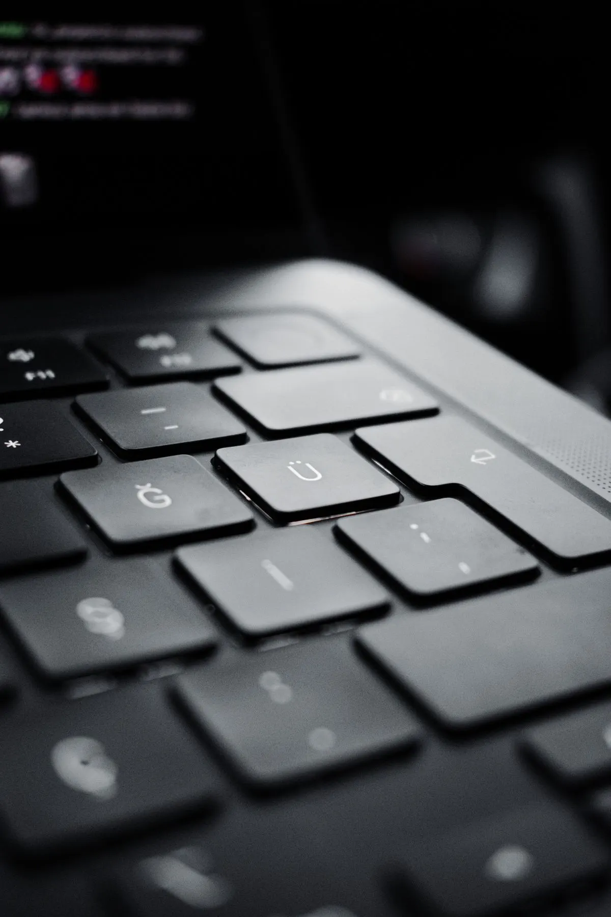 Zbliżenie na klawisze klawiatury laptopa — Wymiana ekranu dotykowego w laptopie 2w1
