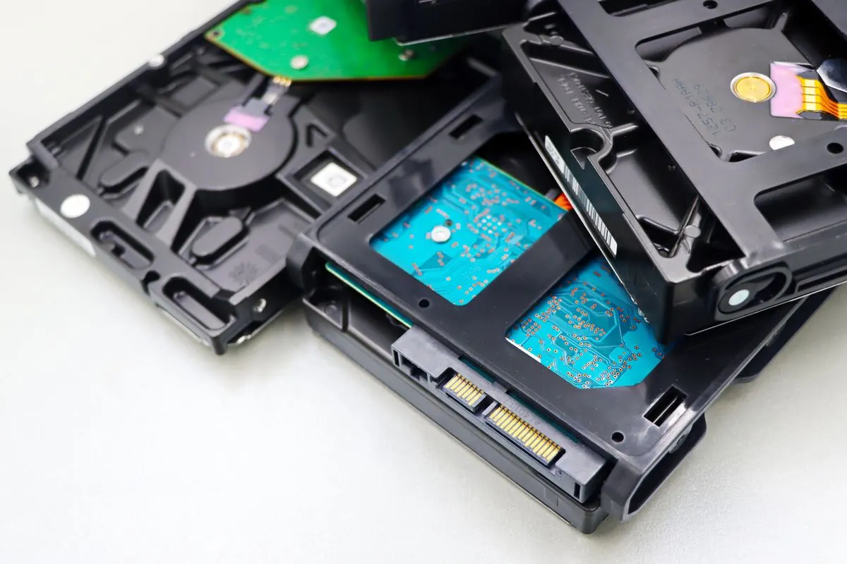 Rozebrane dyski twarde z widoczną elektroniką i talerzami — Dysk SSD M.2 jako podzespół wymienny w laptopie