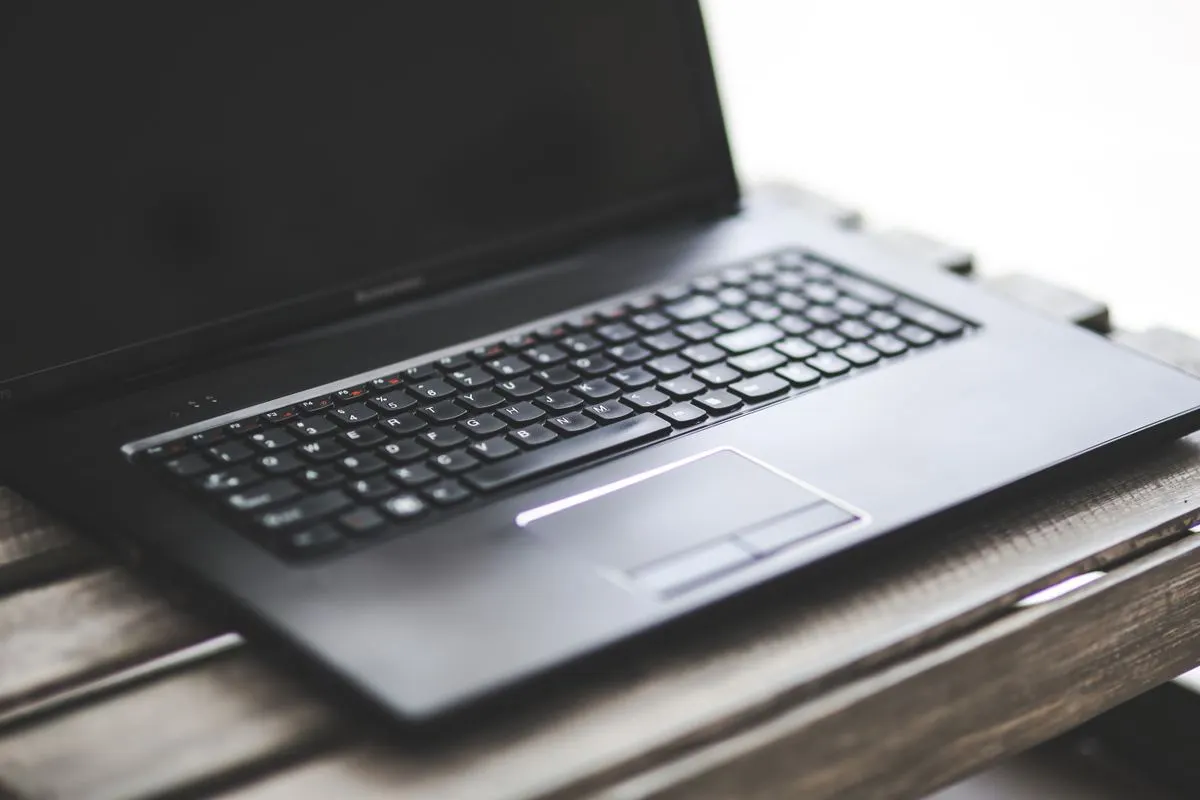 Stary komputer/laptop na stole — Przegląd techniczny laptopa przed sprzedażą lub oddaniem