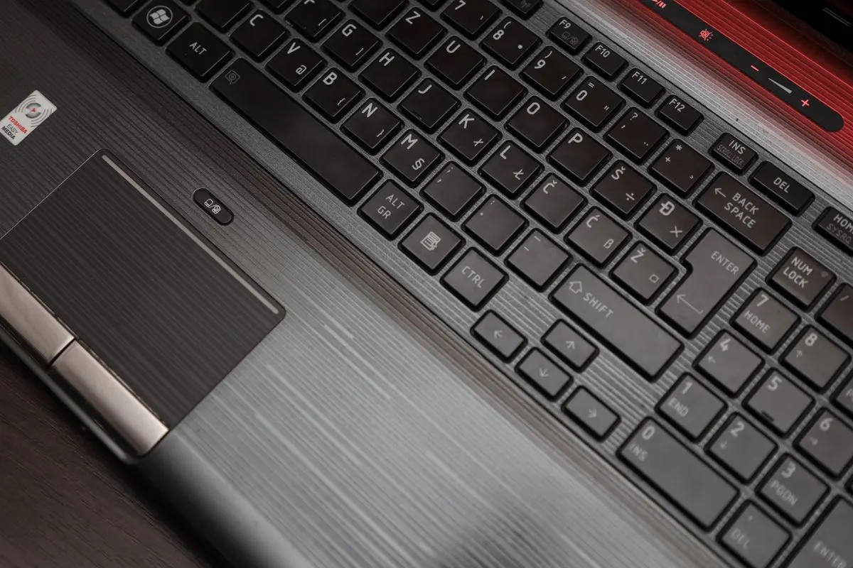 Zbliżenie klawiatury laptopa wraz z touchpadem, widok z góry — Klawiatura laptopa — niektóre klawisze nie reagują