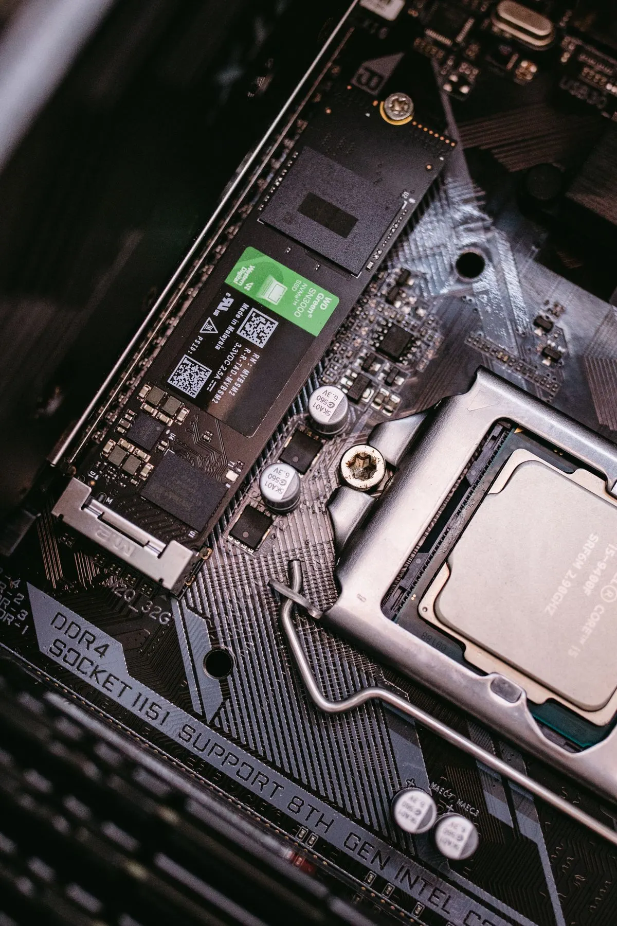 Dysk NVMe SSD zamontowany bezpośrednio na płycie głównej — Przesiadka na dysk SSD lub NVMe w komputerze stacjonarnym