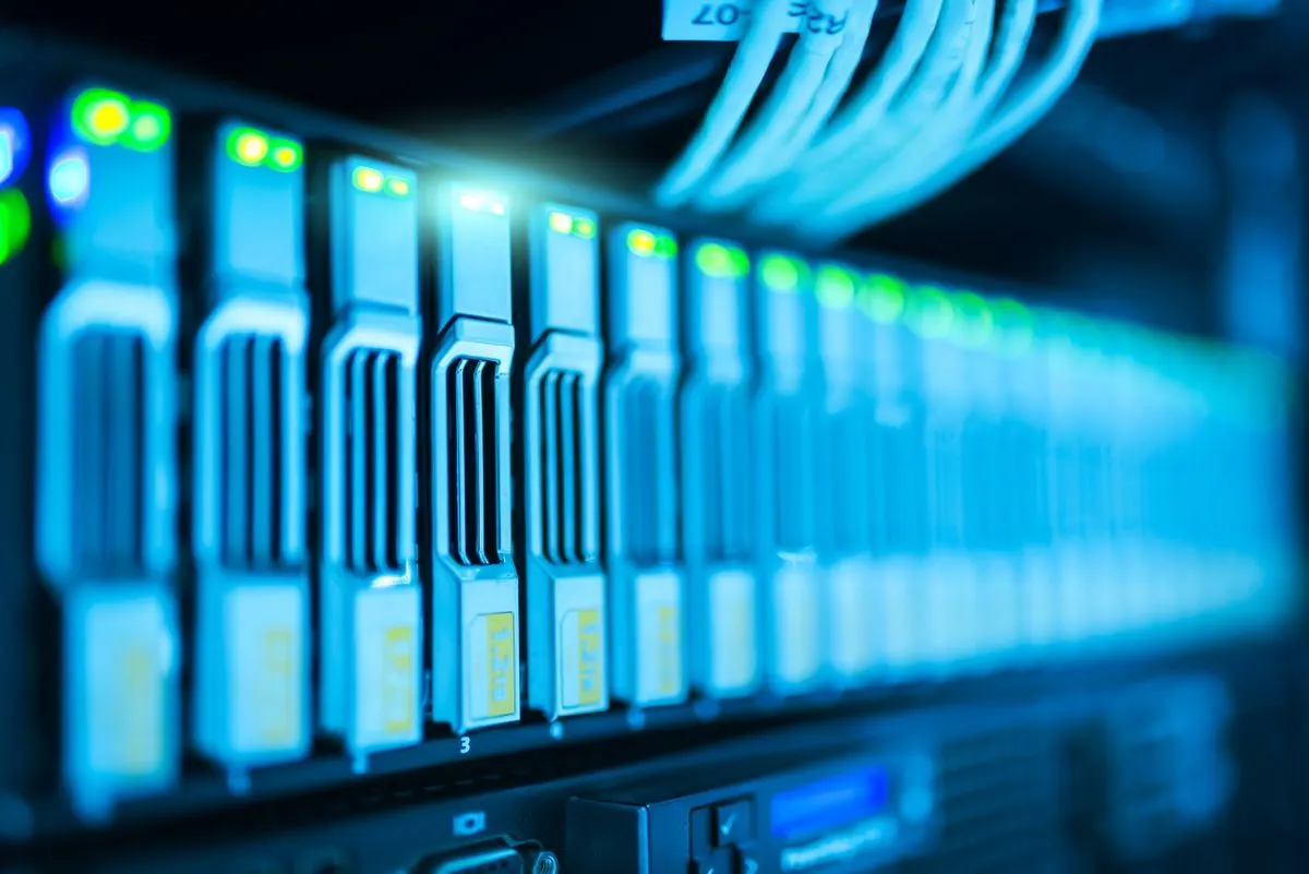 Rząd dysków serwerowych z migającymi diodami w niebieskim świetle — Comarch ERP Optima — wdrożenie i serwis