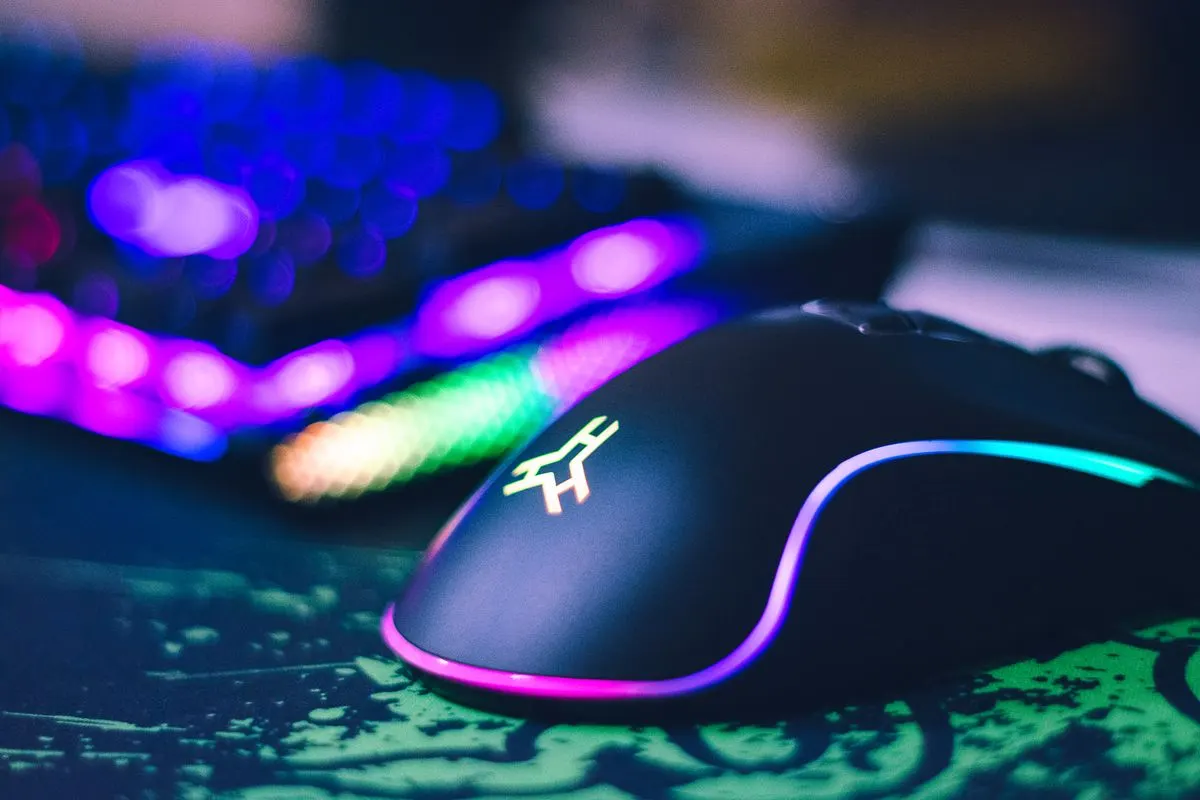 Zbliżenie na mysz i klawiaturę gamingową z podświetleniem RGB — Zgłoszenie problemu z aktualizacją systemu na domowym komputerze