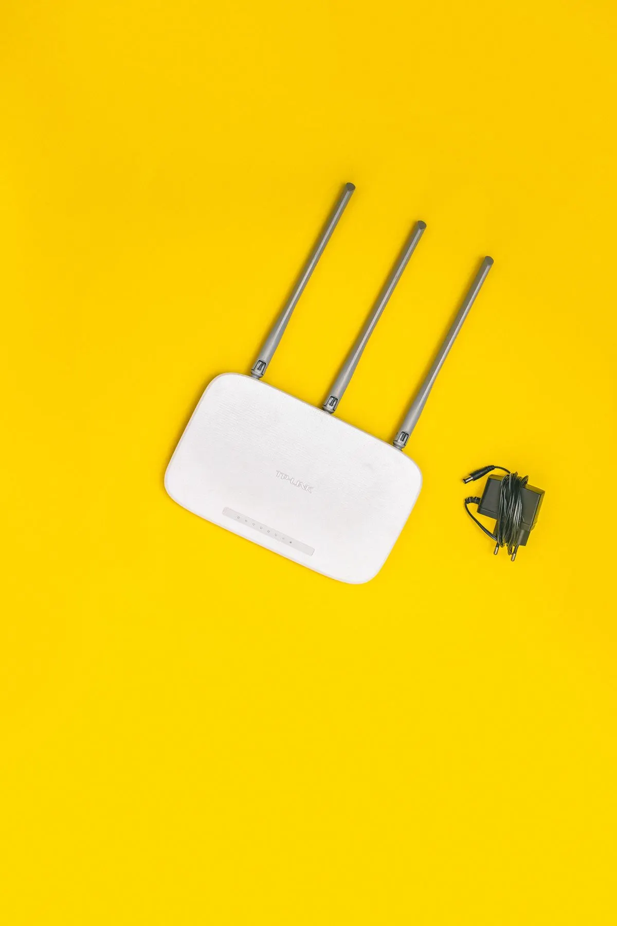 Router WiFi z trzema antenami i zasilaczem — Laptop działa wolno i się zawiesza
