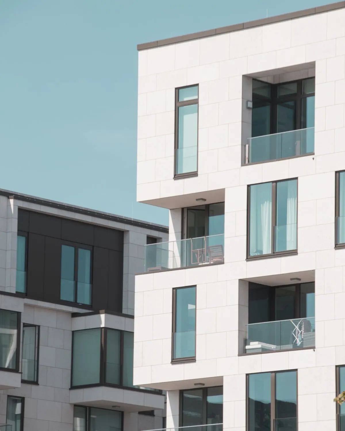 Nowoczesny biały apartamentowiec z przeszklonymi balkonami — Serwis komputerowy Mokotów