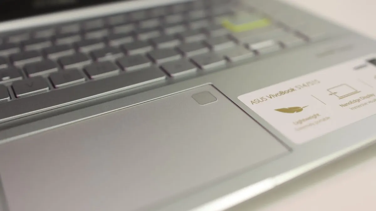 Gładzik (touchpad) laptopa, zbliżenie z widoczną klawiaturą — Trackpad laptopa nie działa lub reaguje nieprecyzyjnie