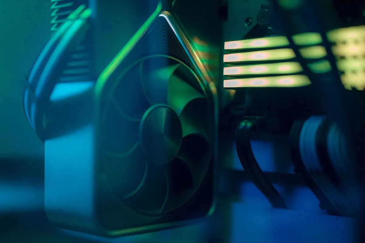Zbliżenie wentylatora chłodzącego wewnątrz obudowy komputera, podświetlenie RGB — Wymiana kabli SATA i zasilających wewnątrz obudowy komputera