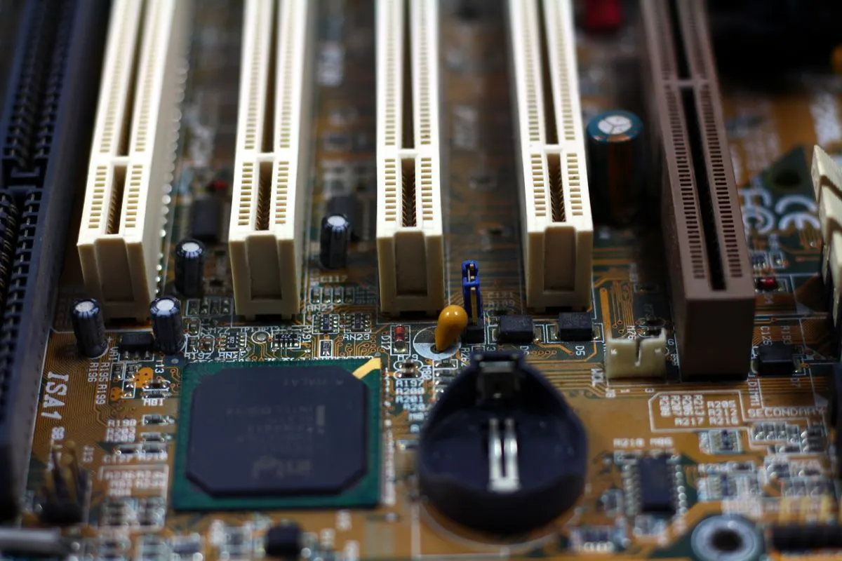 Zbliżenie płyty głównej ze slotami PCI i kondensatorami — Naprawa laptopa po upadku — uszkodzenia mechaniczne i elektroniczne