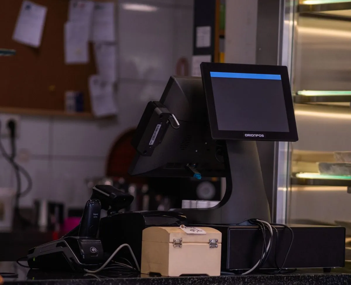 Terminal kasowy z monitorem, czytnikiem kart i skanerem na ladzie sklepowej — Padł system kasowy (POS) w sklepie lub restauracji