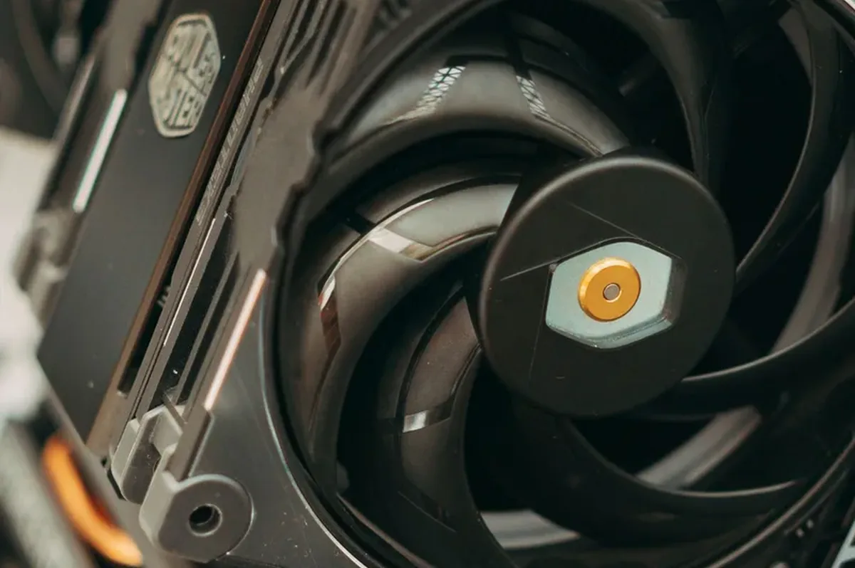 zbliżenie wentylatora chłodzenia PC marki Cooler Master