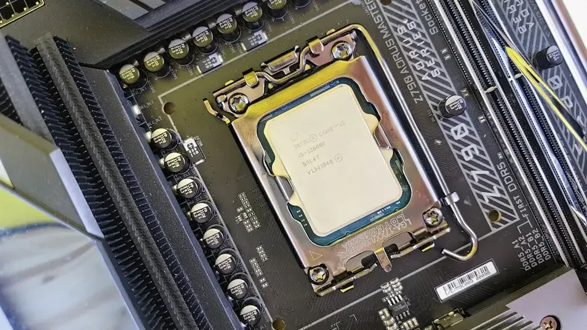 Zbliżenie procesora Intel Core i5 w gnieździe płyty głównej Gigabyte Z790