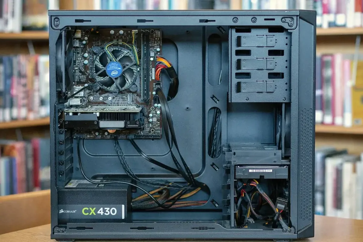 Wnętrze obudowy komputera z zasilaczem Corsair CX430 i procesorem Intel