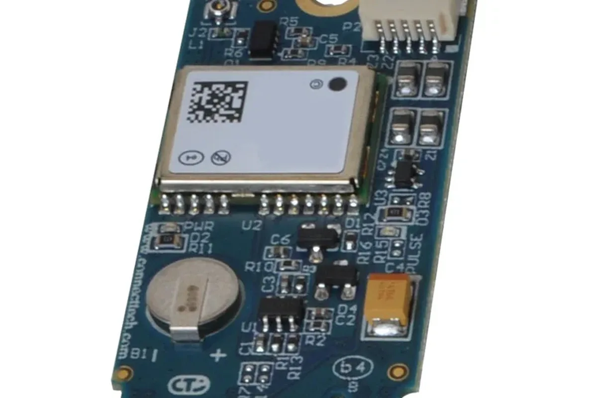 Moduł GPS na płytce elektronicznej z baterią pastylkową