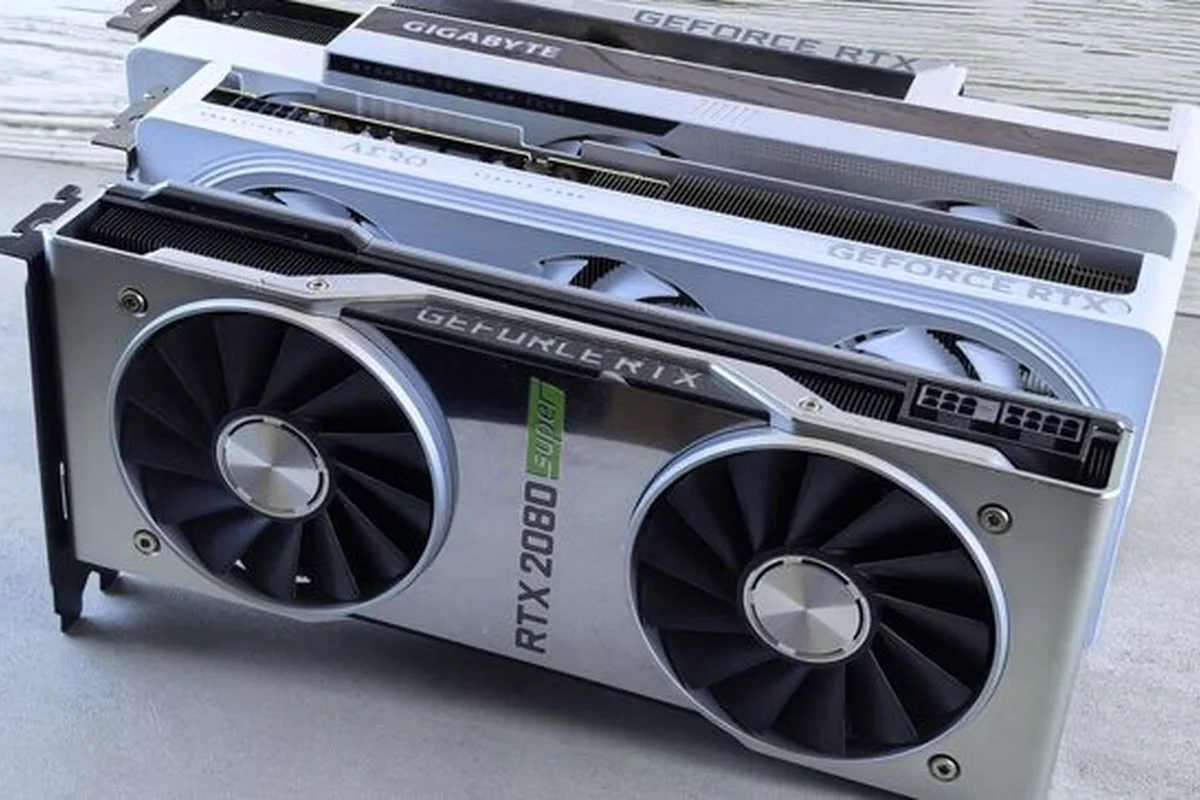 Trzy karty graficzne GeForce RTX ułożone jedna za drugą