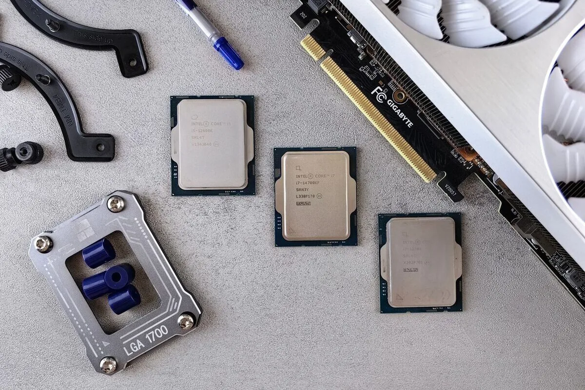 Procesory Intel Core i5/i7 obok karty graficznej Gigabyte i podstawki chłodzenia