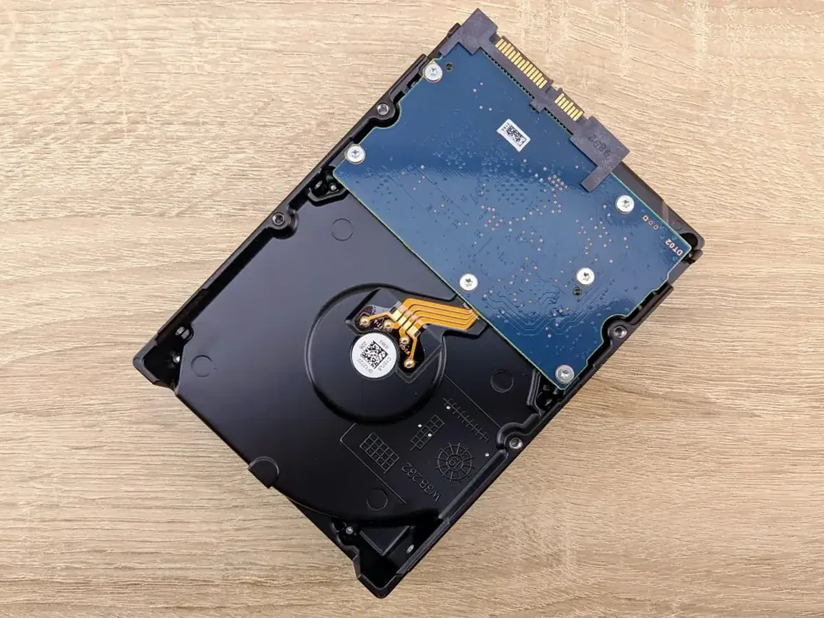 Dysk twardy HDD z widocznym kontrolerem elektronicznym na blacie