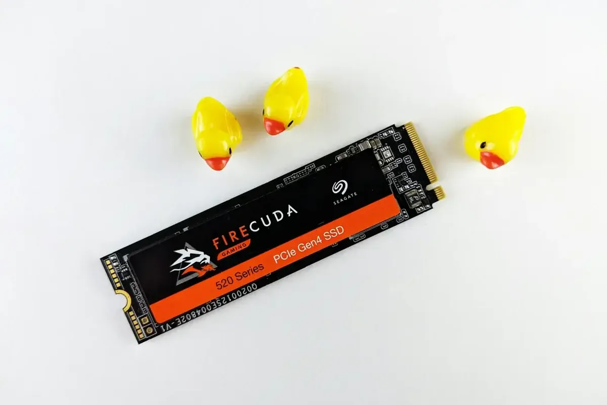 dysk SSD M.2 Seagate FireCuda na białym tle obok gumowych kaczuszek