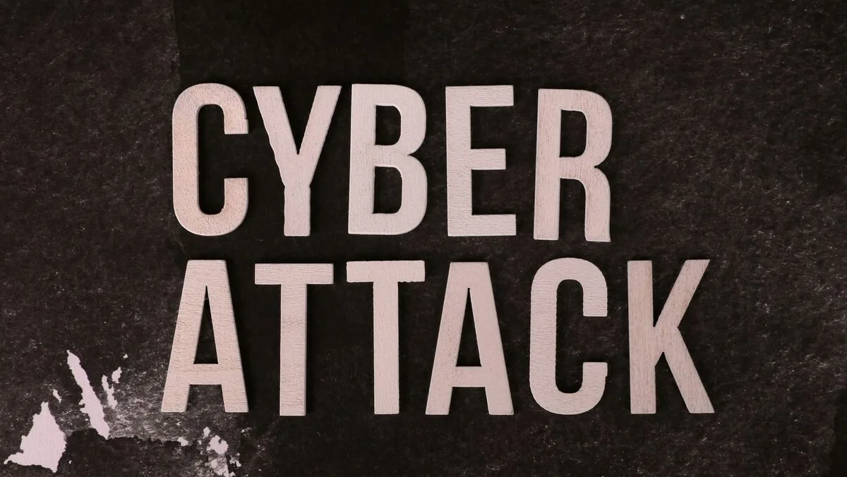 Napis „Cyber Attack” na ciemnym tle